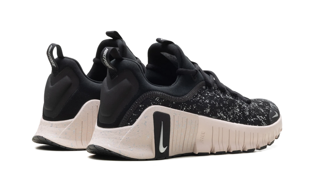 Free Metcon 6 SE WMNS "Black Silt Red" HV2017 001