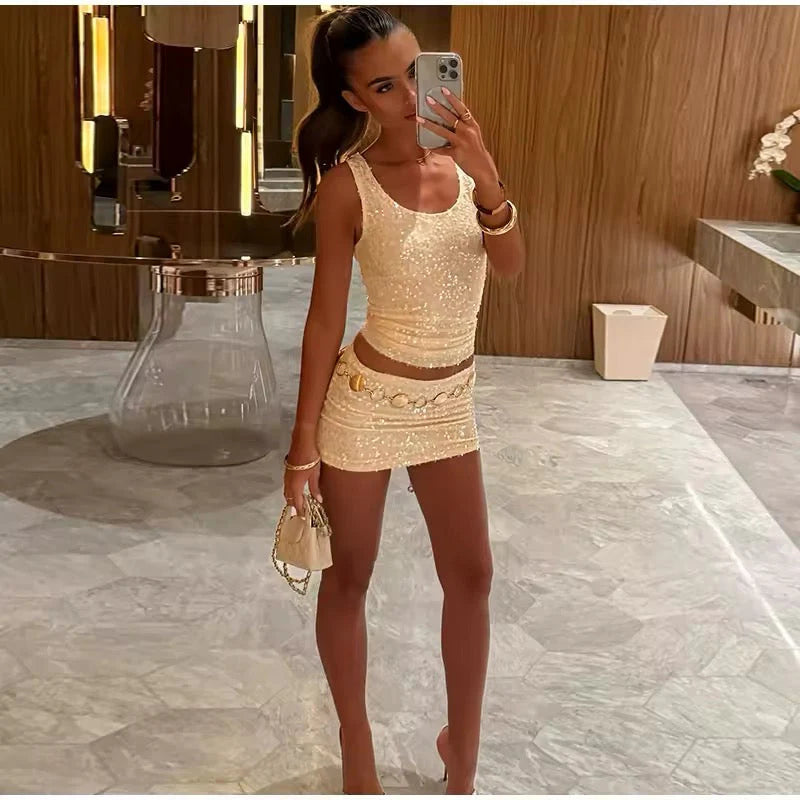 Solennea – Golden two-piece set with subtle shimmer